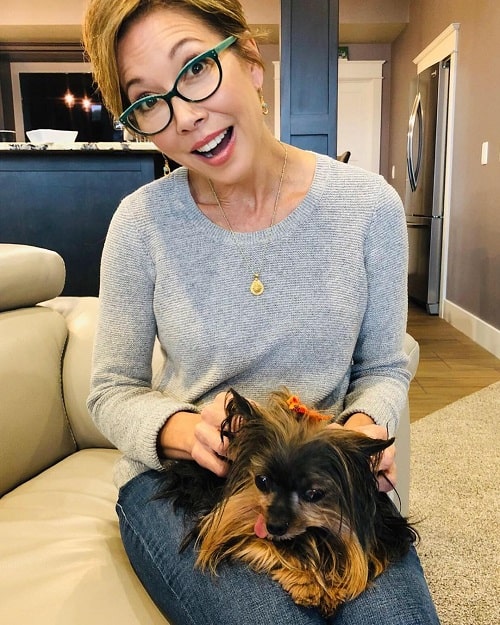 A picture of Lisa Joyner with her dog.